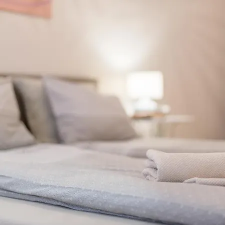 Appartement Downtown Heart With 2 Baths Ac And Free Parking