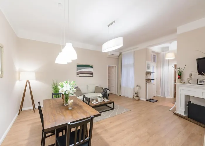 Downtown Heart 3 Bdr, 2 Bath, A/c 布达佩斯