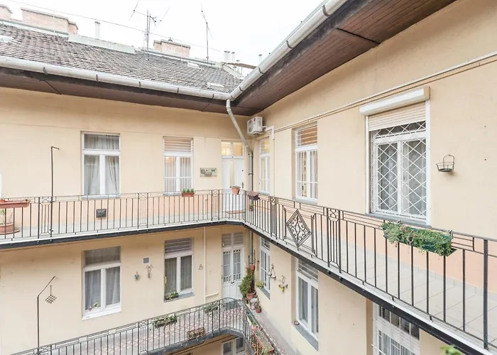 Downtown Heart With 2 Baths Ac And Free Parking * Boedapest