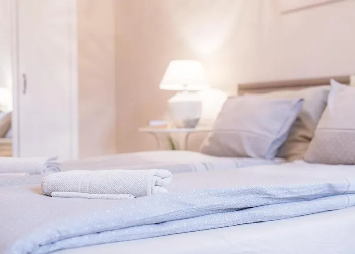 Downtown Heart With 2 Baths Ac And Free Parking