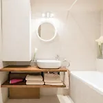 Downtown Heart With 2 Baths Ac And Free Parking *