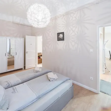 Daire Downtown Heart 3 Bdr, 2 Bath, A/c *