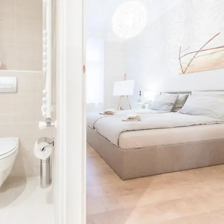 Downtown Heart With 2 Baths Ac And Free Parking Apartamento Budapeste