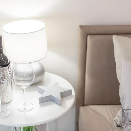 Downtown Heart With 2 Baths Ac And Free Parking *