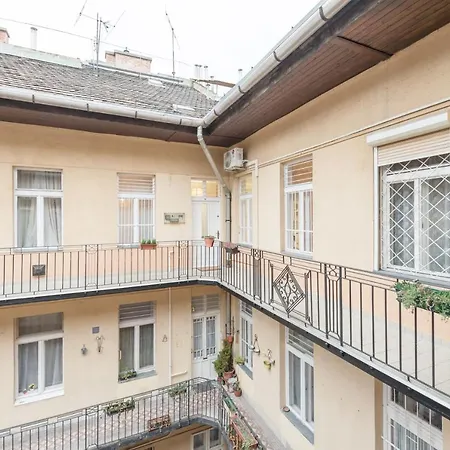 Downtown Heart 3 Bdr, 2 Bath, A/c * Budapeşte