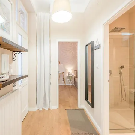 Apartman Downtown Heart With 2 Baths Ac And Free Parking *