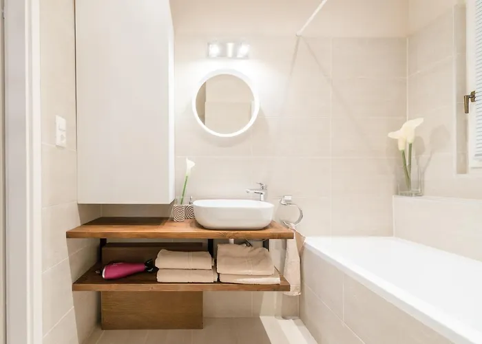 Downtown Heart With 2 Baths Ac And Free Parking *